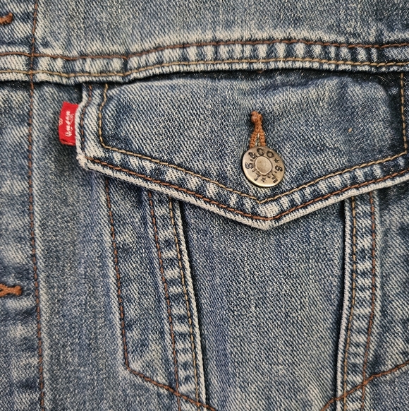 Levi's Light Blue Vintage-Style Denim Jacket - Picture 6 of 10